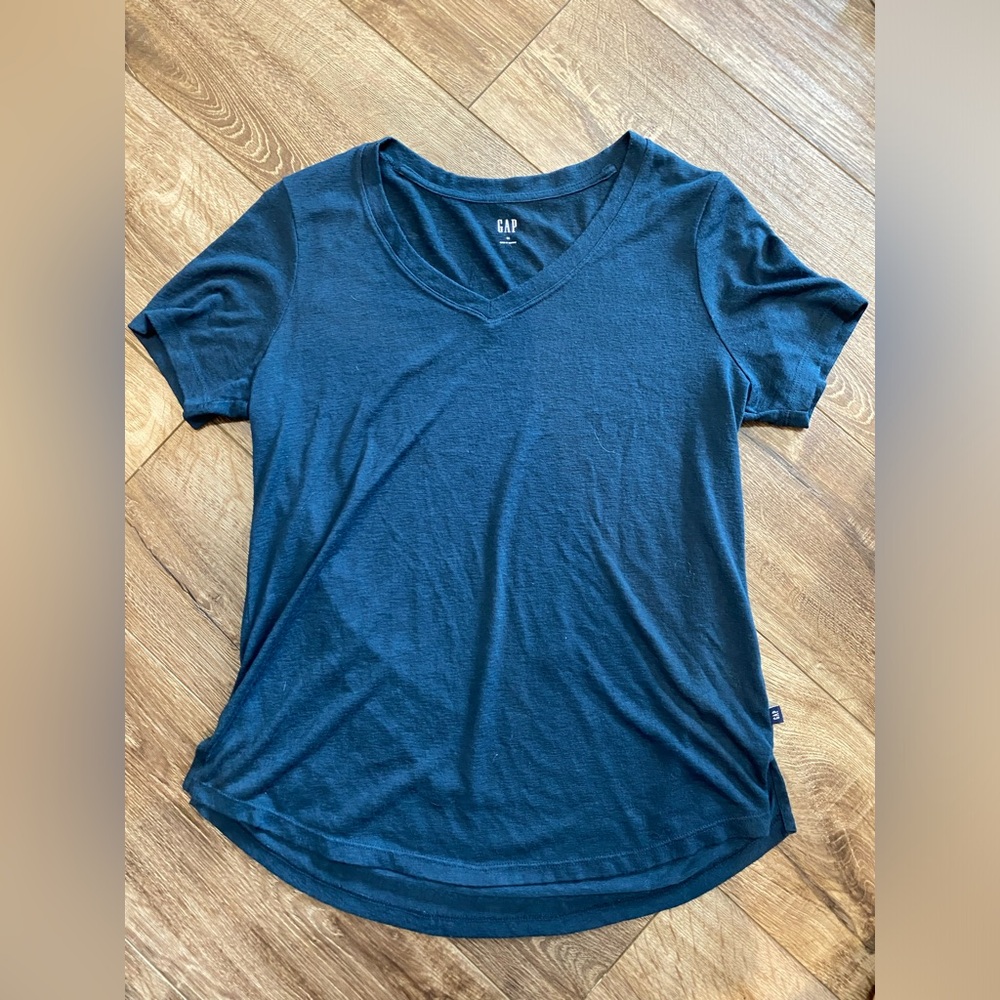 Women's GAP V-neck Shirt - Medium